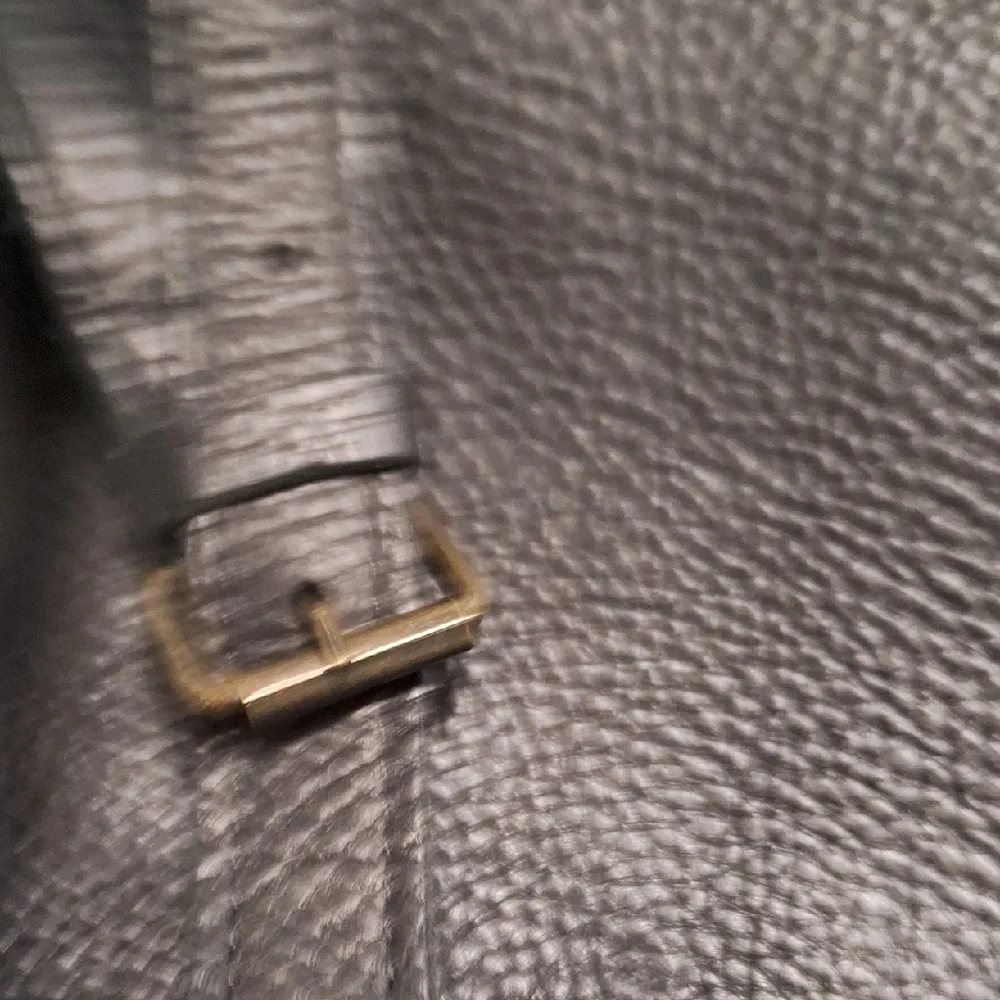 Elegant Black Leather Crossbody Bag - Picture 4 of 4
